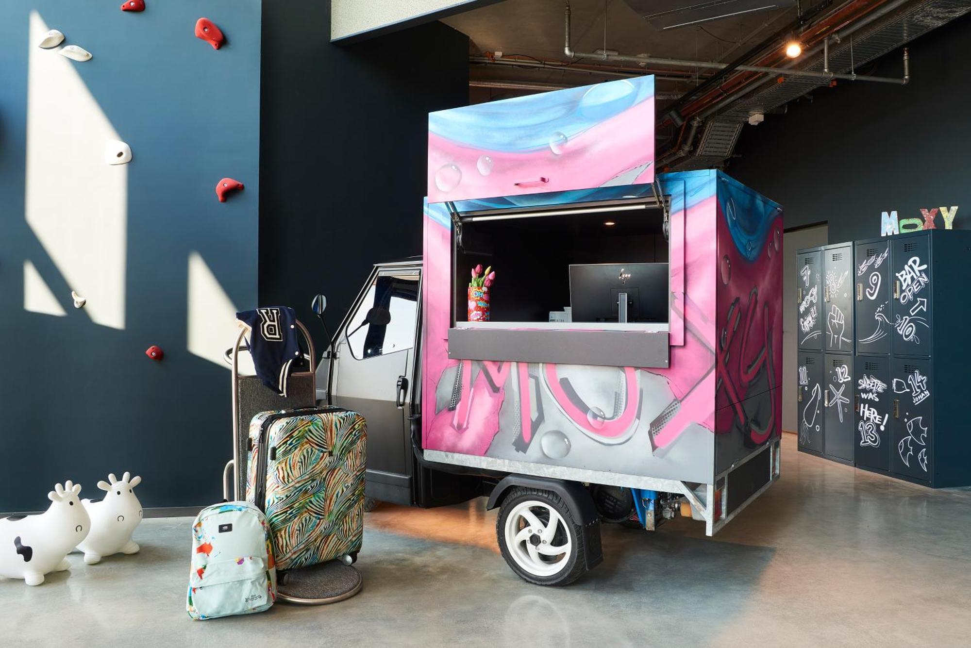 Moxy Amsterdam Schiphol Airport Hotel Hoofddorp Exterior foto