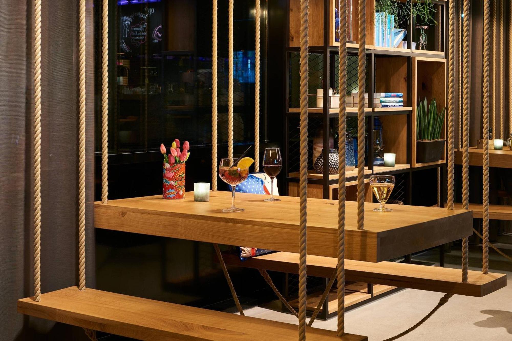 Moxy Amsterdam Schiphol Airport Hotel Hoofddorp Exterior foto